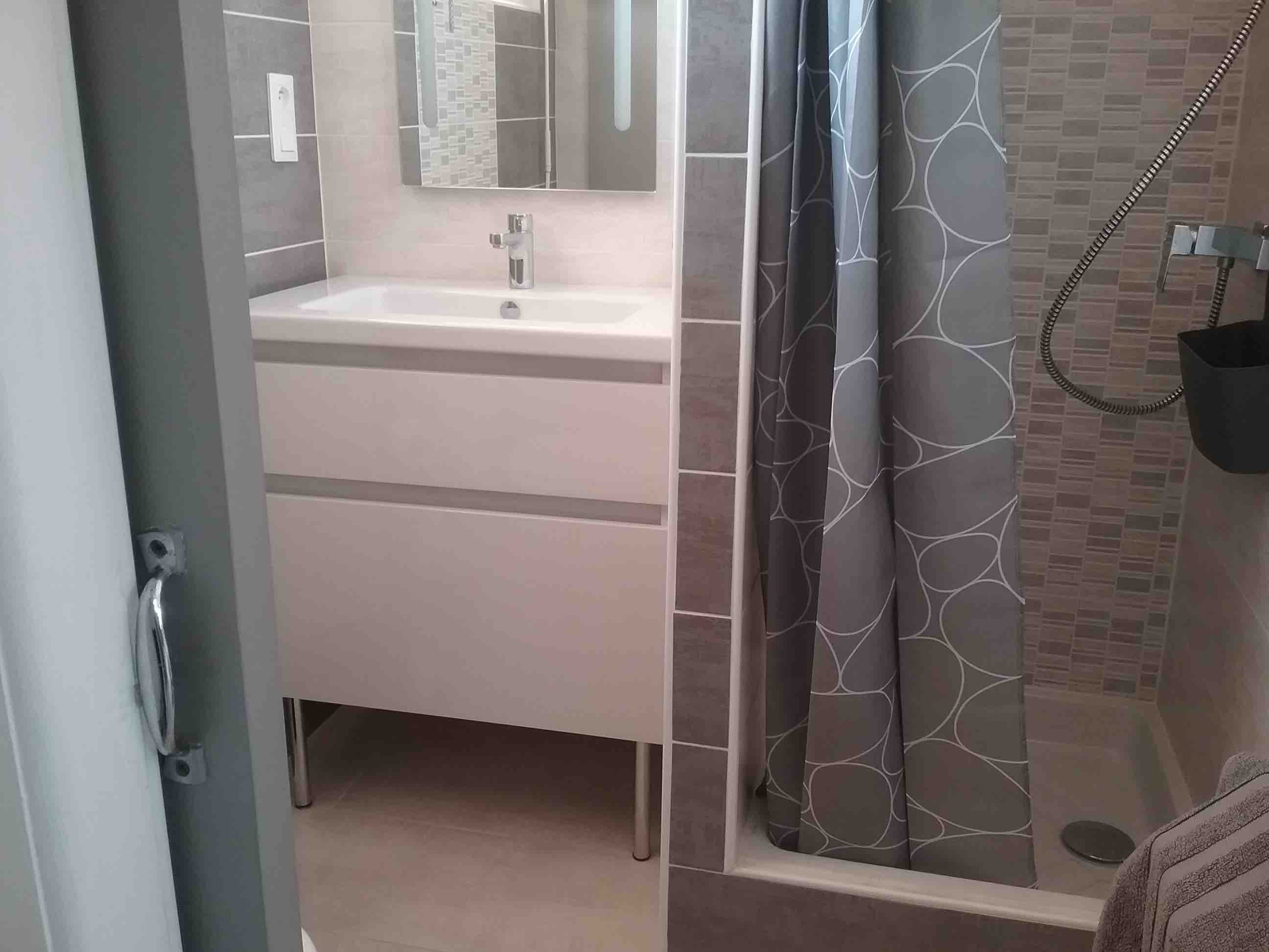 Salle de bain équipée location vacances Maillol